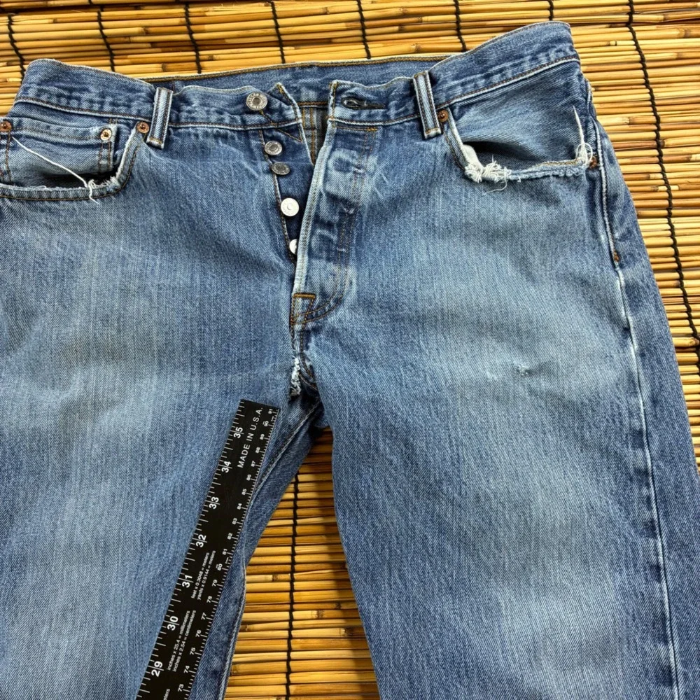 Levis 501 Original Fit Jeans Mens 34x32 Medium Wash Blue Denim Button Fly 00501